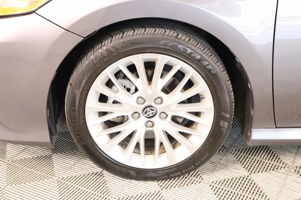 2019 Toyota Camry Hybrid LE photo 18
