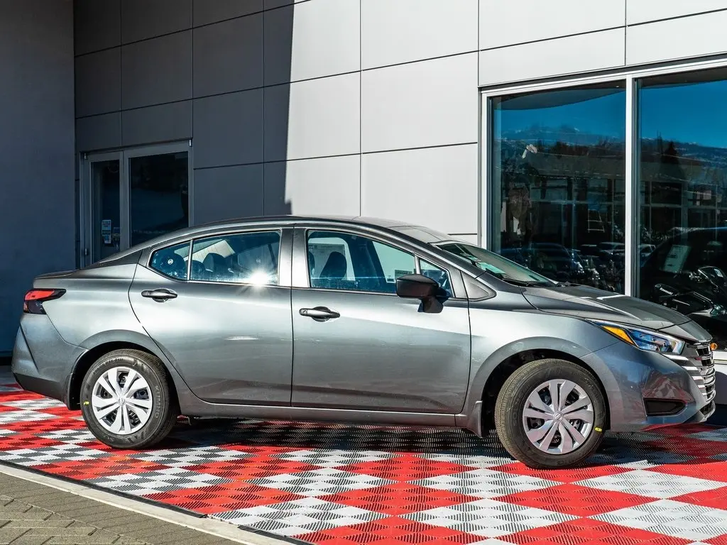 2025 Nissan Versa 1.6 S photo 3