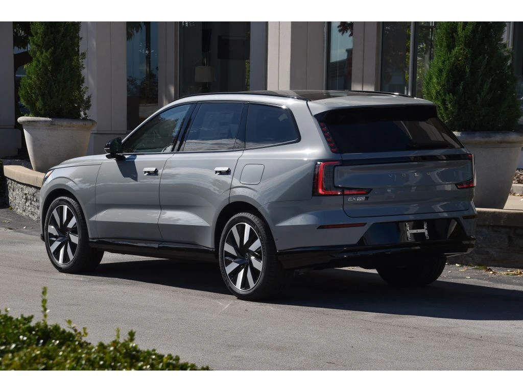 2025 Volvo - image 6