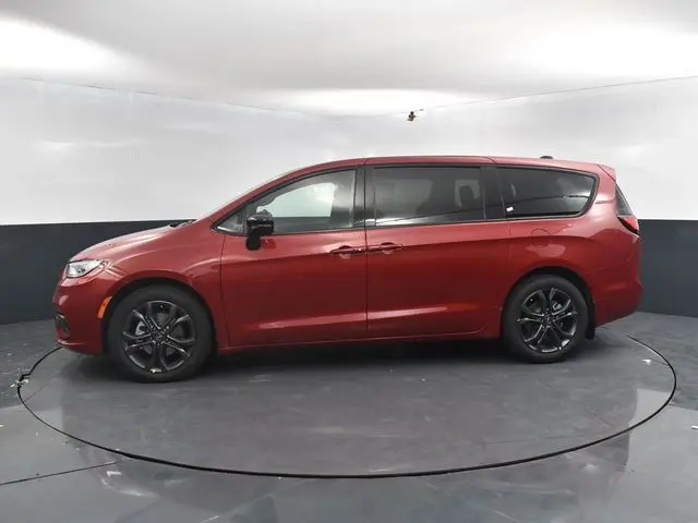 2026 Chrysler Pacifica photo 4