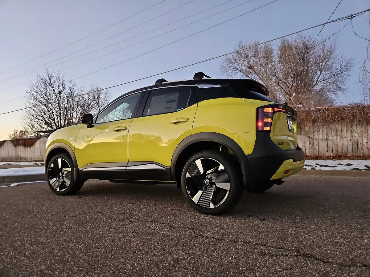 2026 Nissan Kicks SR photo 4