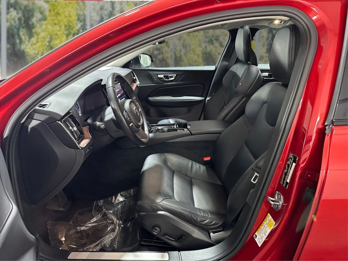 2022 Volvo - image 9