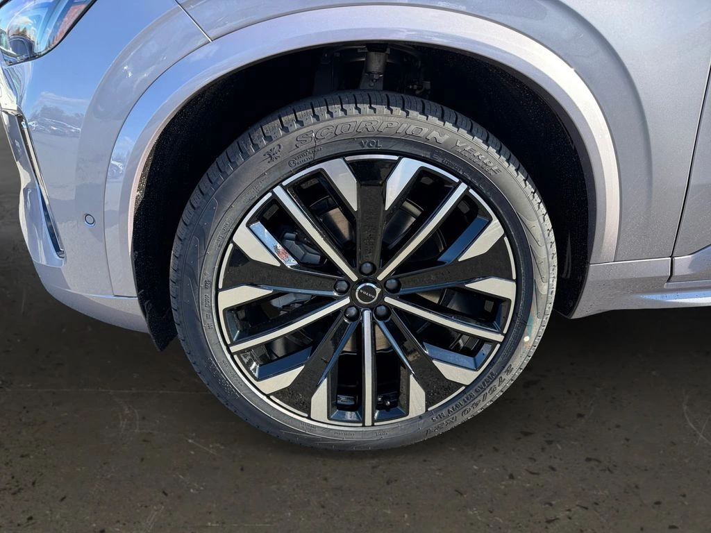 2026 Volvo - image 25