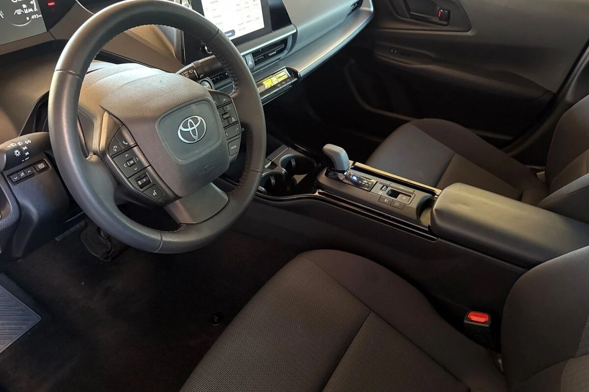 2025 Toyota Prius LE - Photo 10