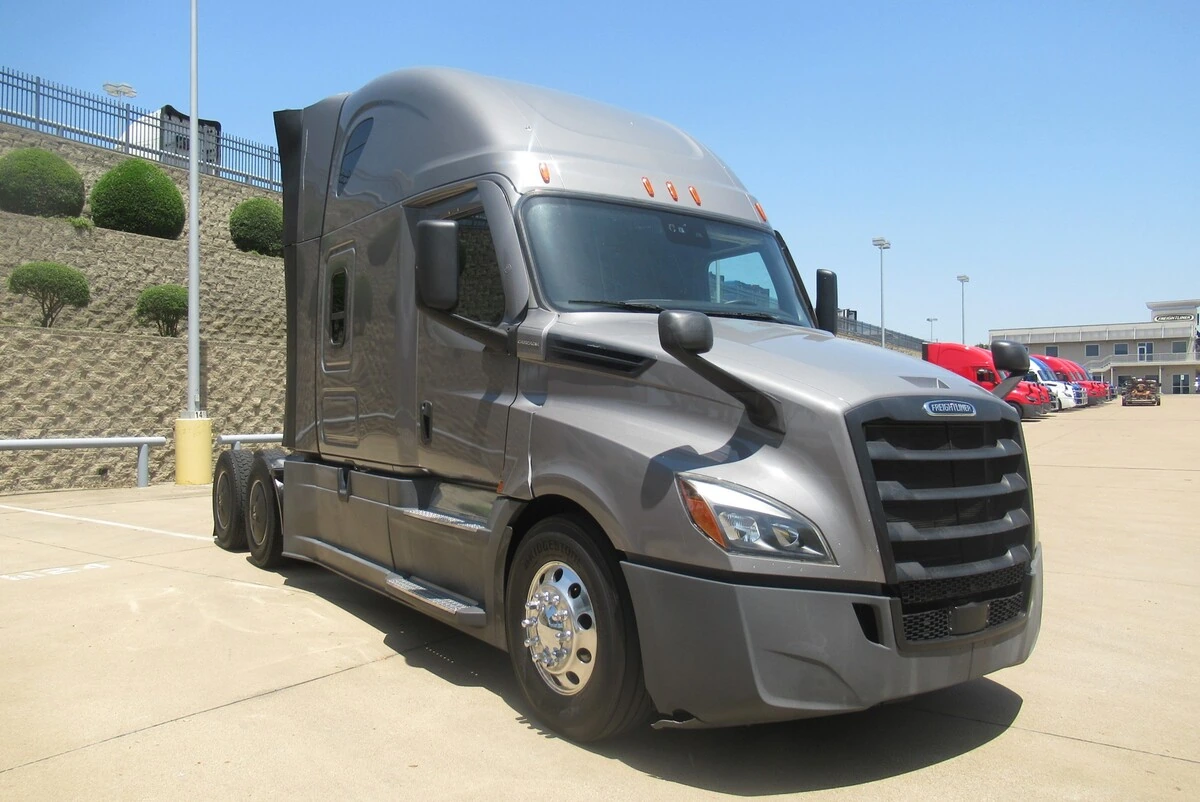 2022 Freightliner Cascadia — photo 2