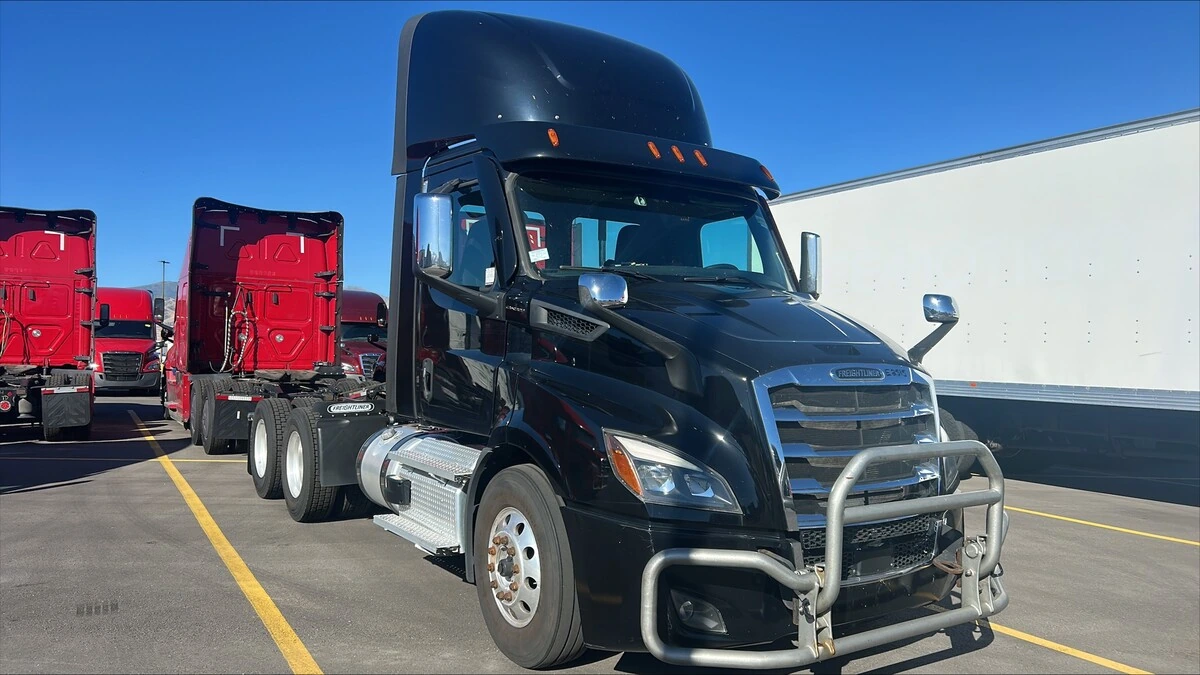 2023 Freightliner Cascadia — photo 3