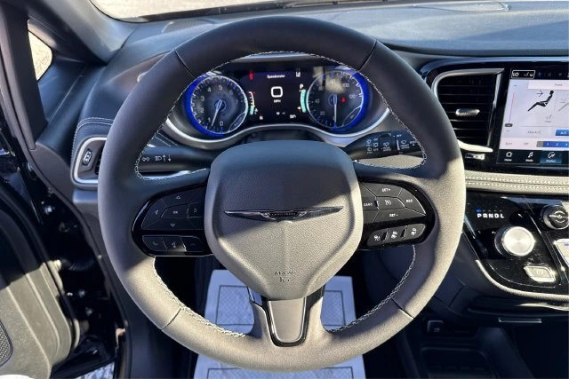 2026 Chrysler Pacifica Select - Photo 16