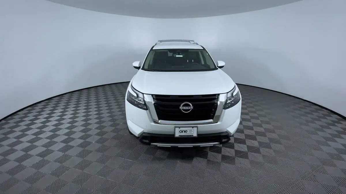 2025 Nissan Pathfinder SL photo 3