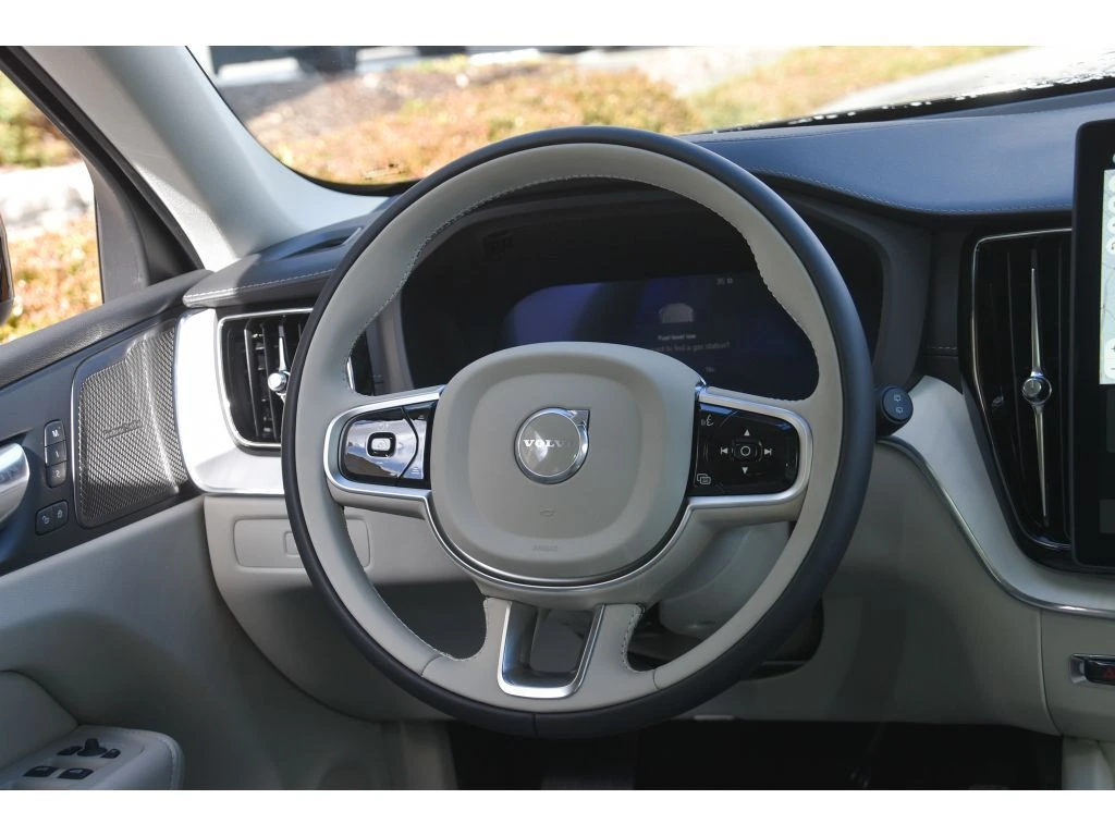 2026 Volvo - image 15