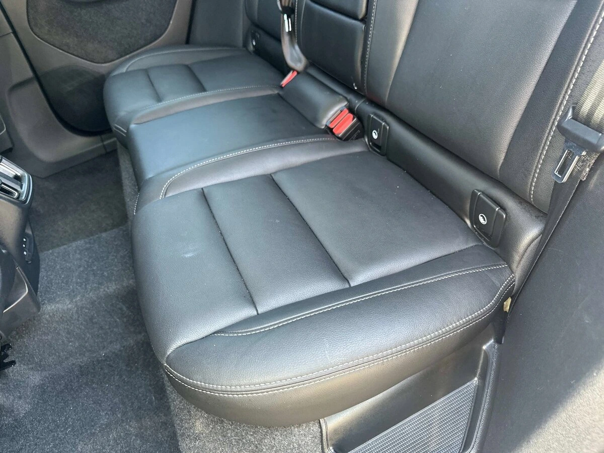 2025 Volvo - image 13