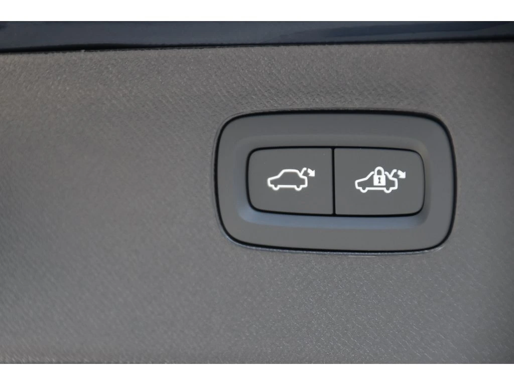 2026 Volvo - image 25