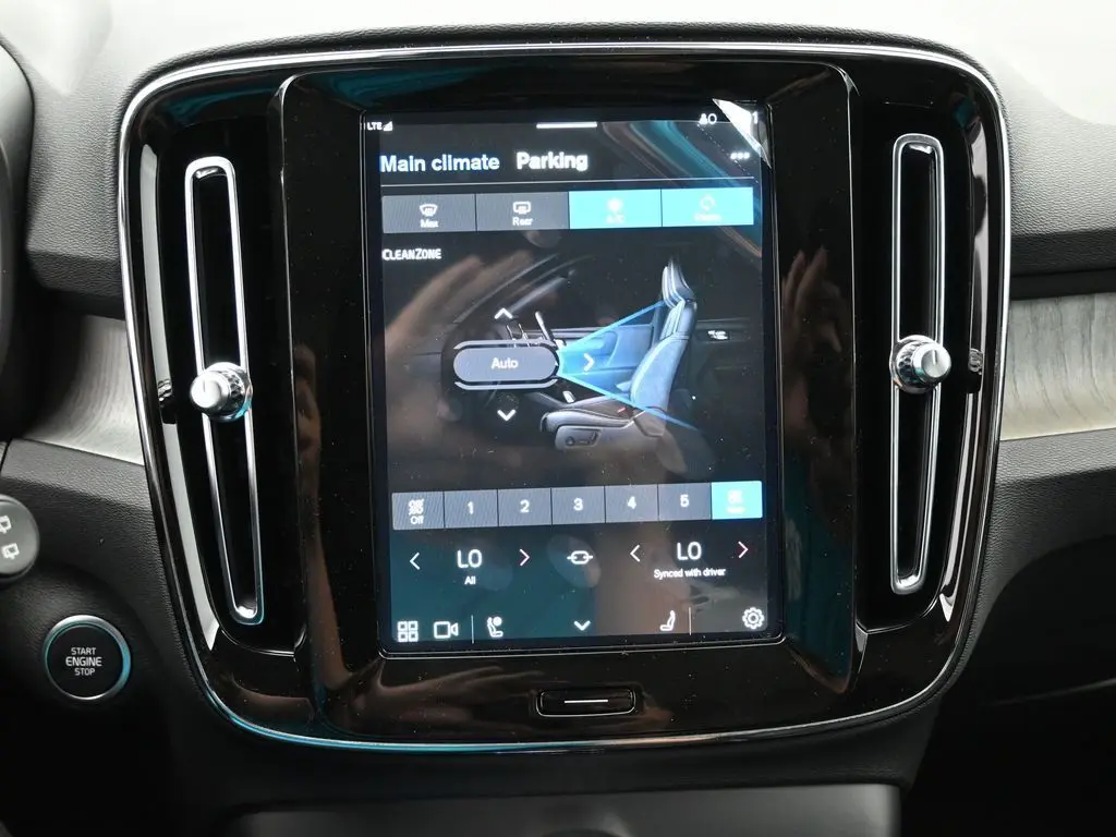 2025 Volvo - image 13