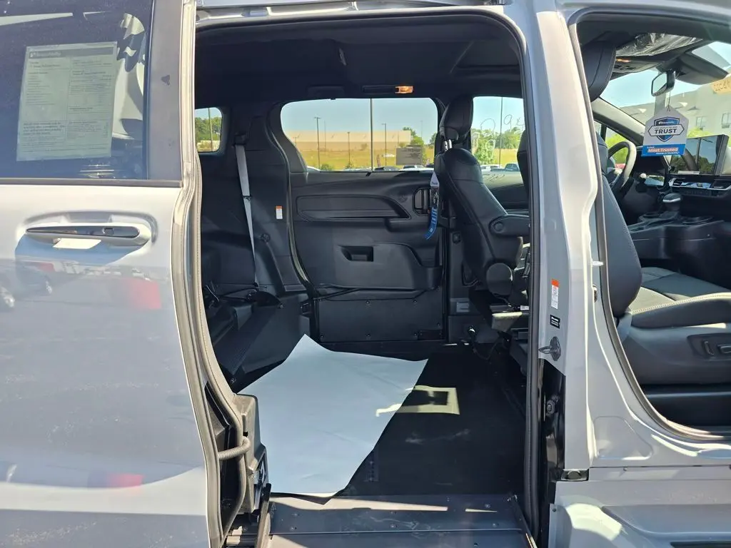 2025 Toyota Sienna XSE photo 21