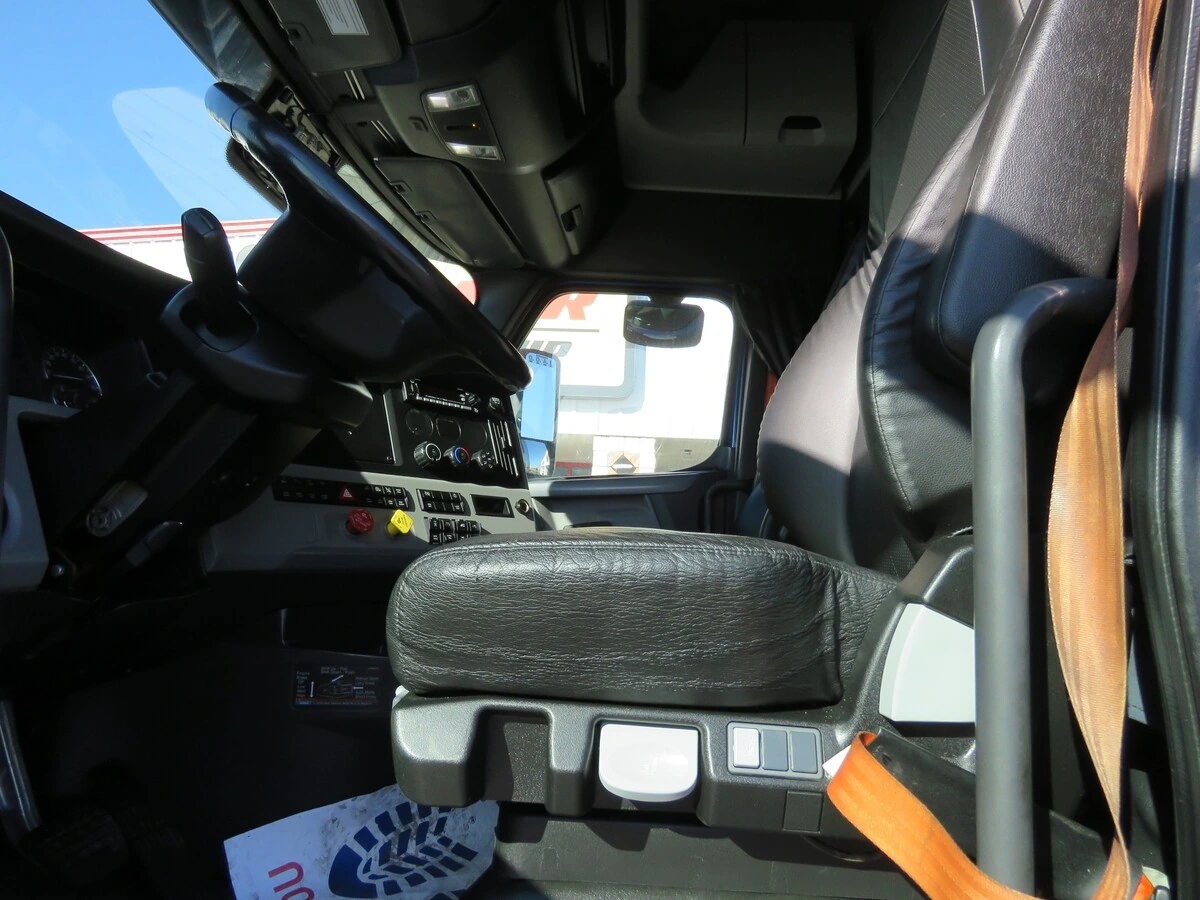 2022 Freightliner Cascadia - image 14