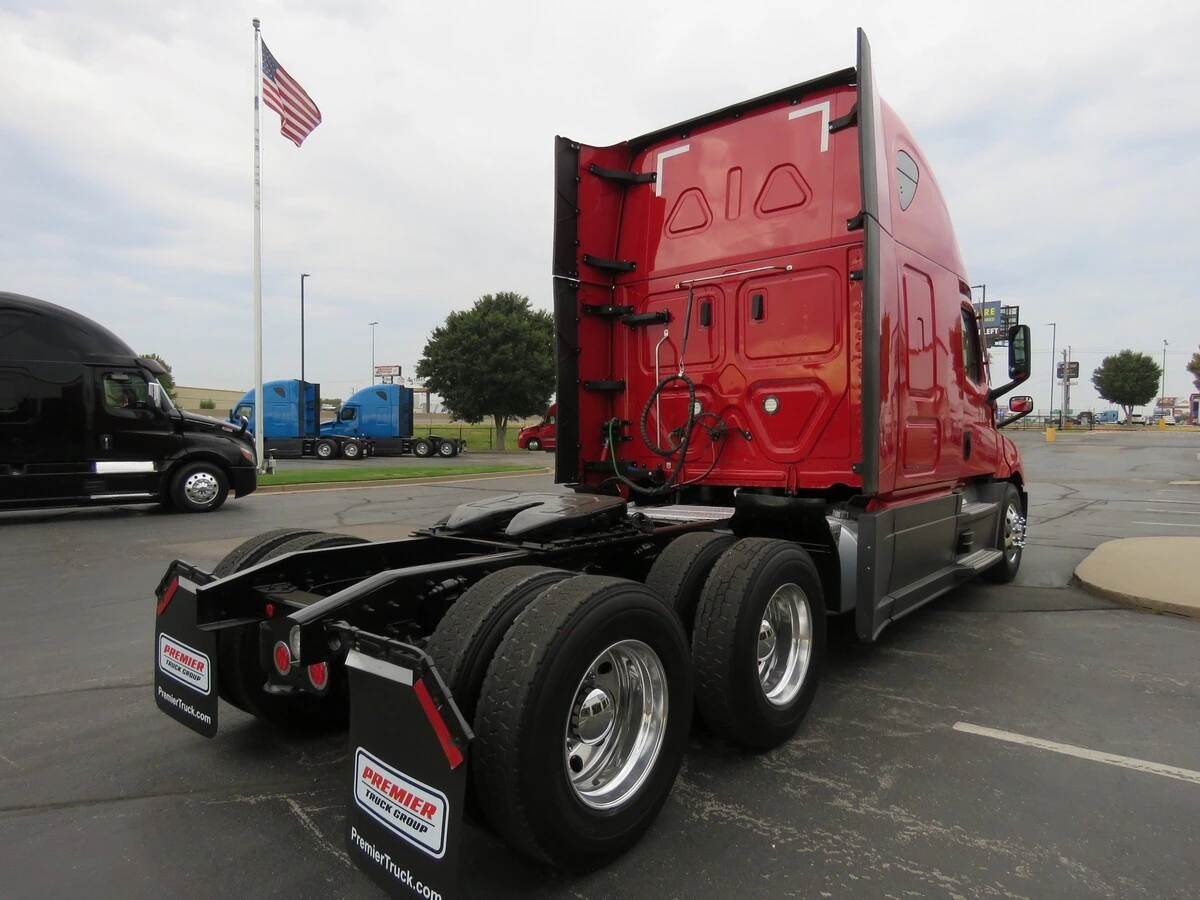 2023 Freightliner Cascadia — photo 7