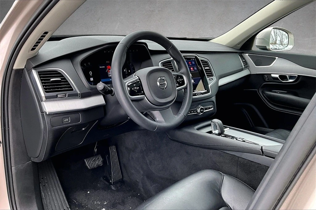 2023 Volvo - image 17