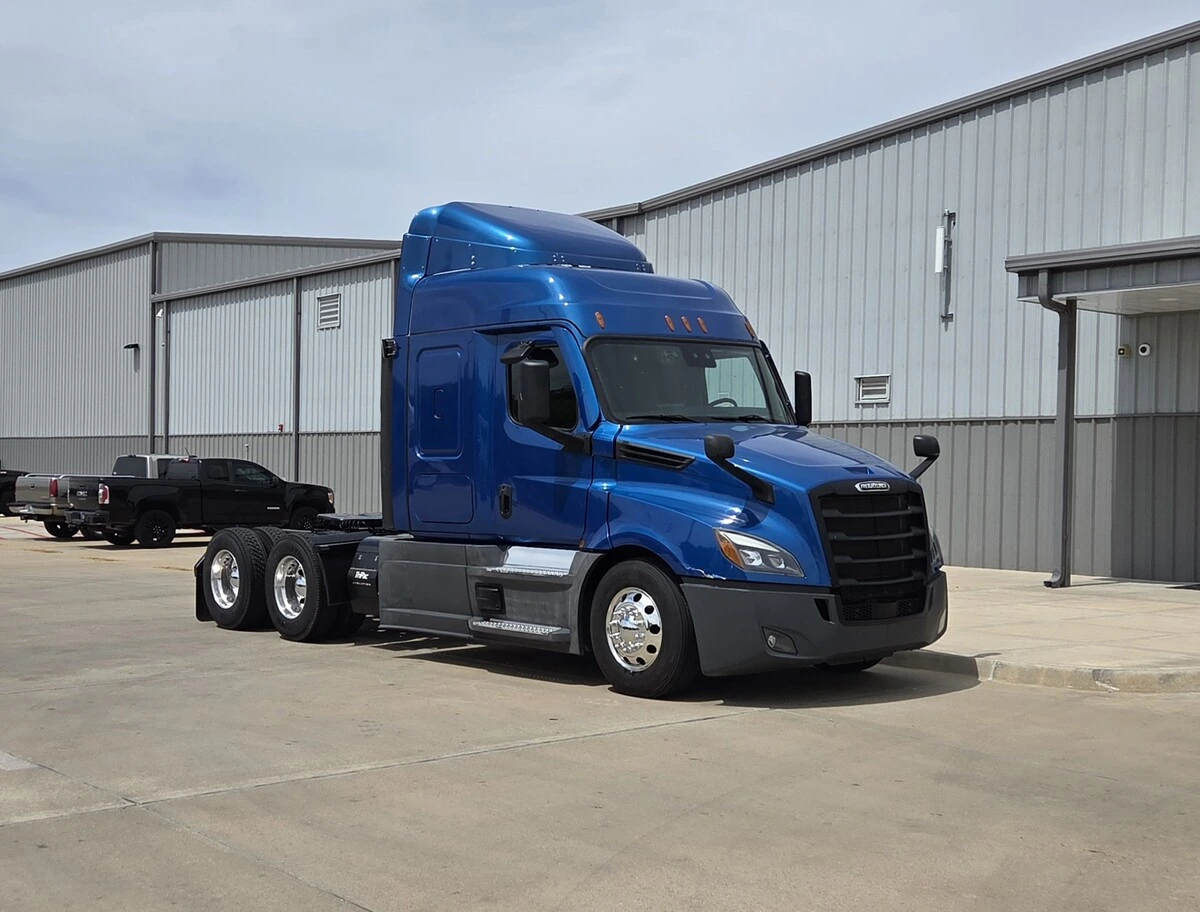 2023 Freightliner Cascadia - image 2