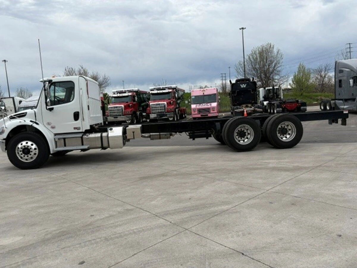 2027 Freightliner M2 106 — photo 3