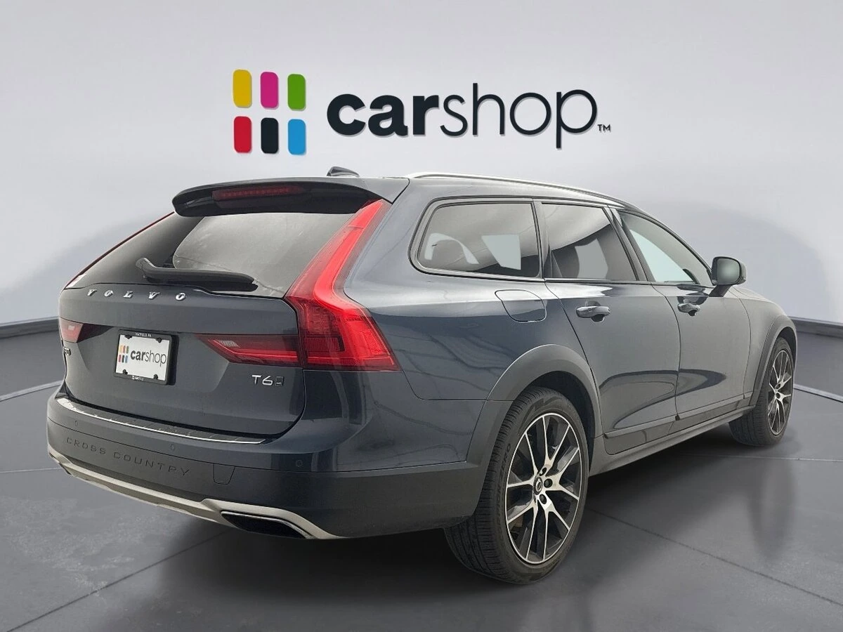 2020 Volvo - image 4