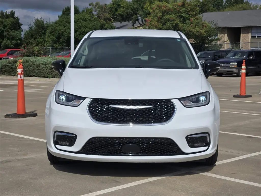 2024 Chrysler Pacifica Hybrid photo 2