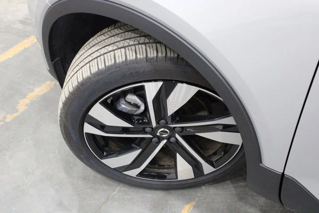 2025 Volvo - image 45