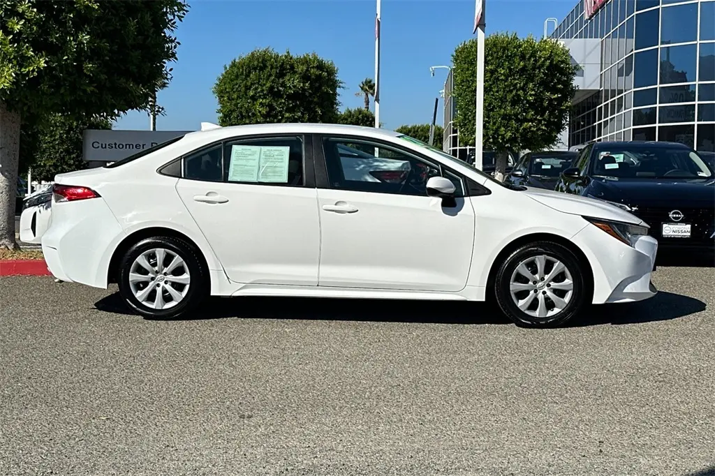 2022 Toyota Corolla LE photo 2