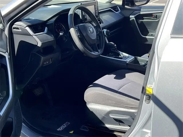 2019 Toyota RAV4 LE photo 10
