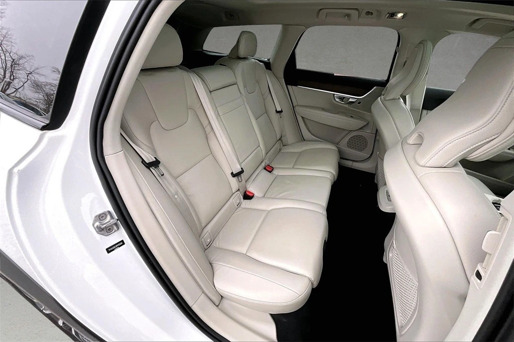 2021 Volvo - image 24