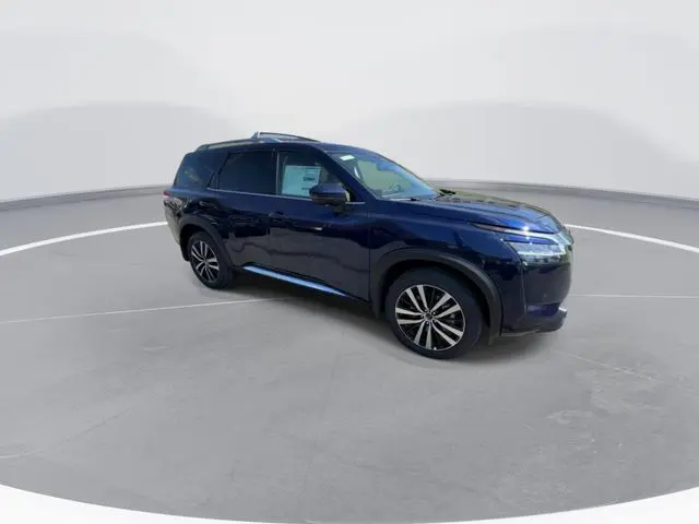 2024 Nissan Pathfinder Platinum photo 2