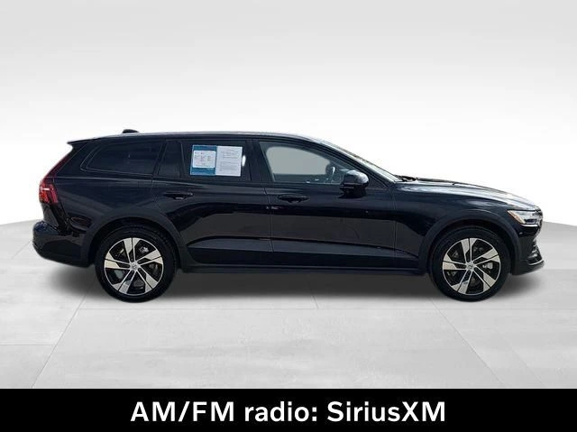 2025 Volvo - image 4