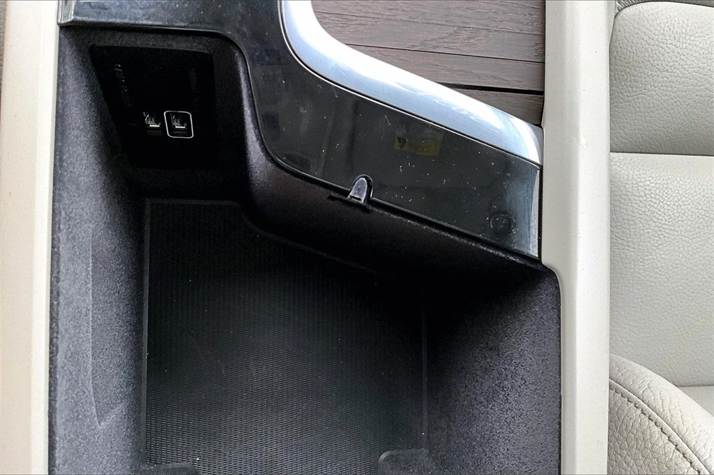 2021 Volvo - image 15