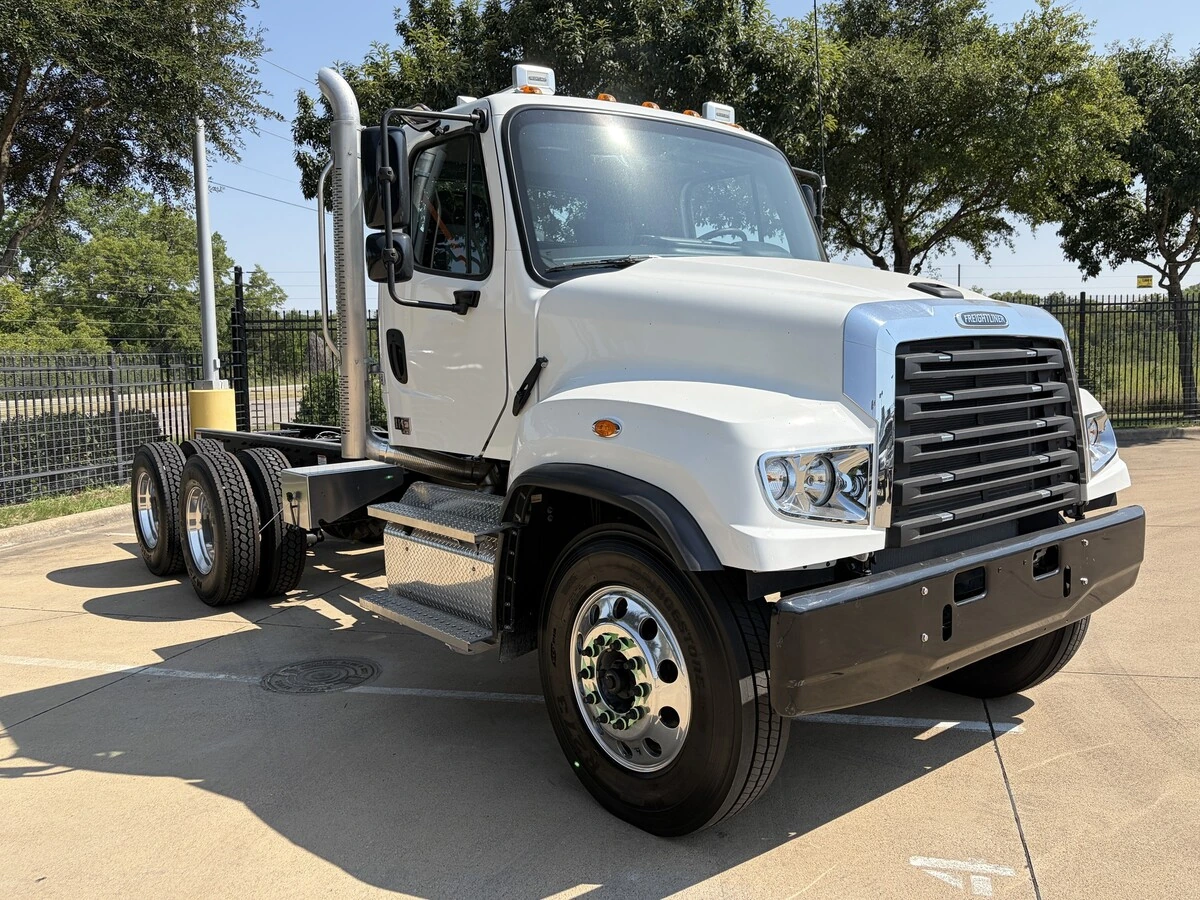 2027 Freightliner 114SD — photo 7
