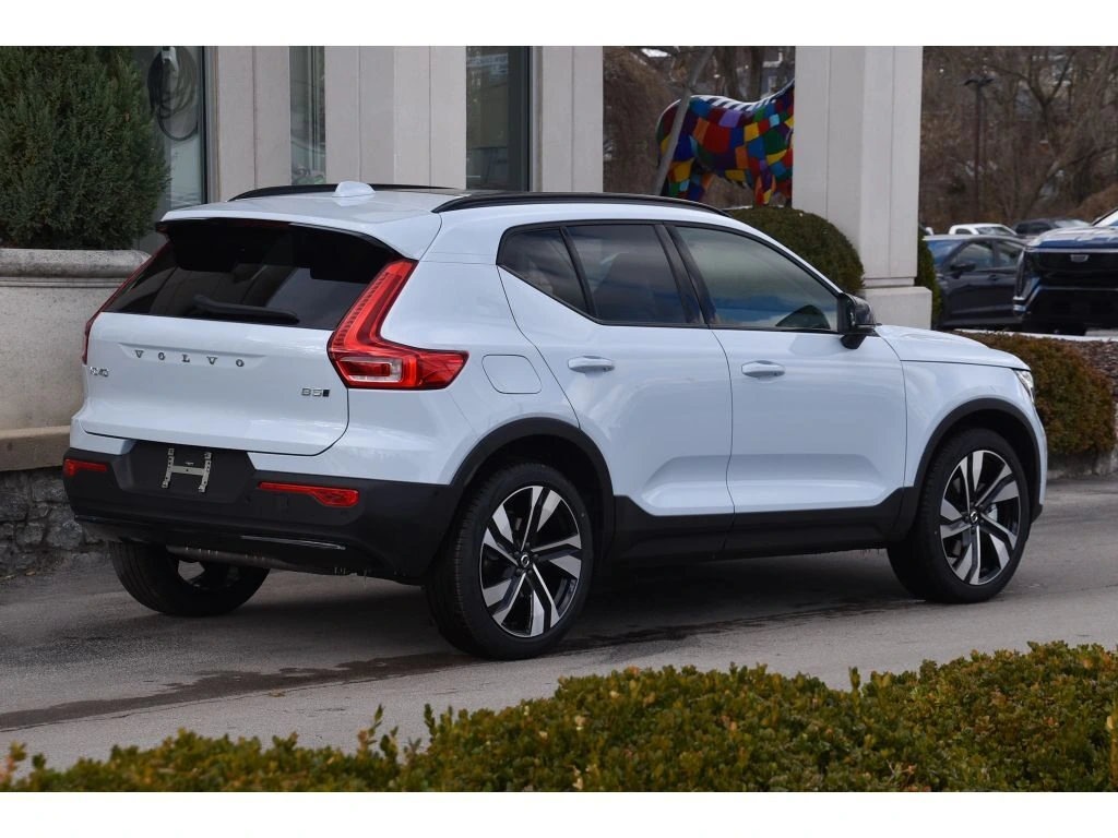 2026 Volvo - image 4