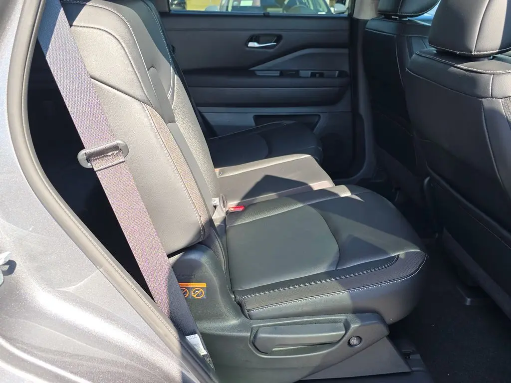 2024 Nissan Pathfinder SL photo 17