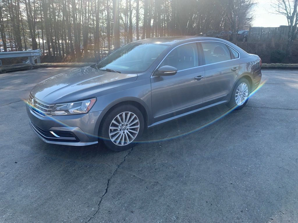 2016 Volkswagen Passat SE's photo