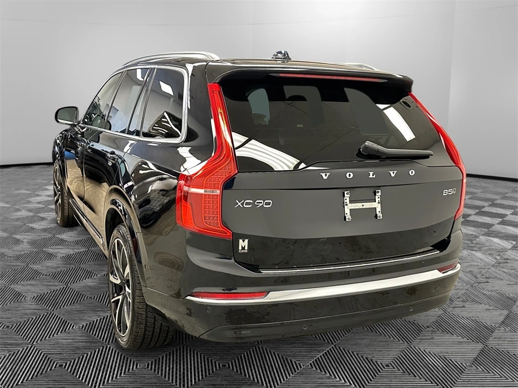 2023 Volvo - image 3