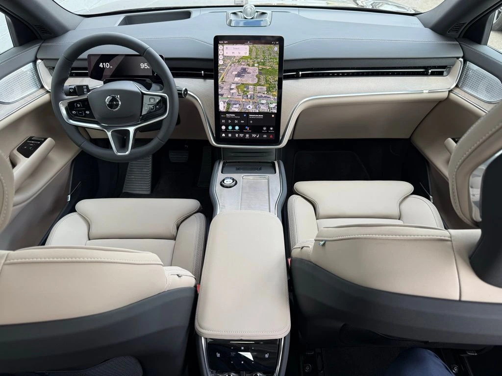 2025 Volvo - image 13