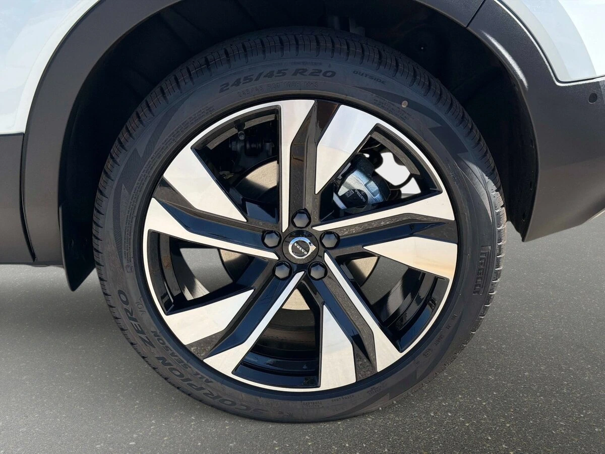 2026 Volvo - image 9