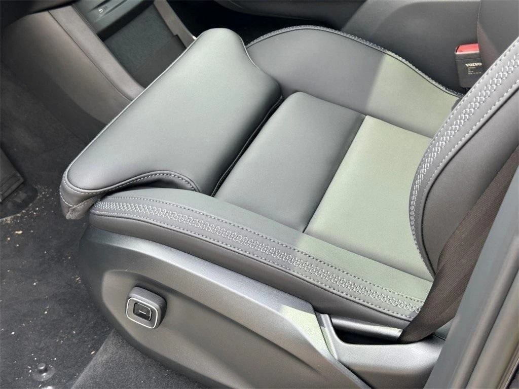 2025 Volvo - image 19
