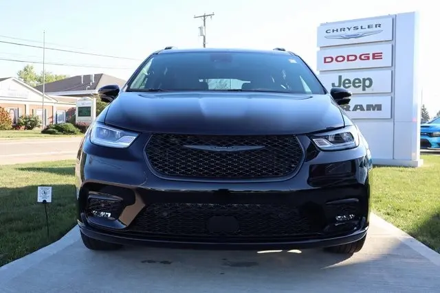 2026 Chrysler Pacifica Limited photo 3