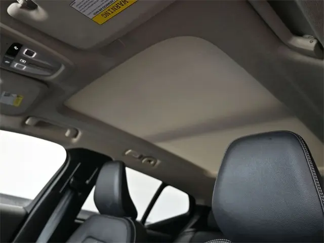 2024 Volvo XC40 Plus photo 13