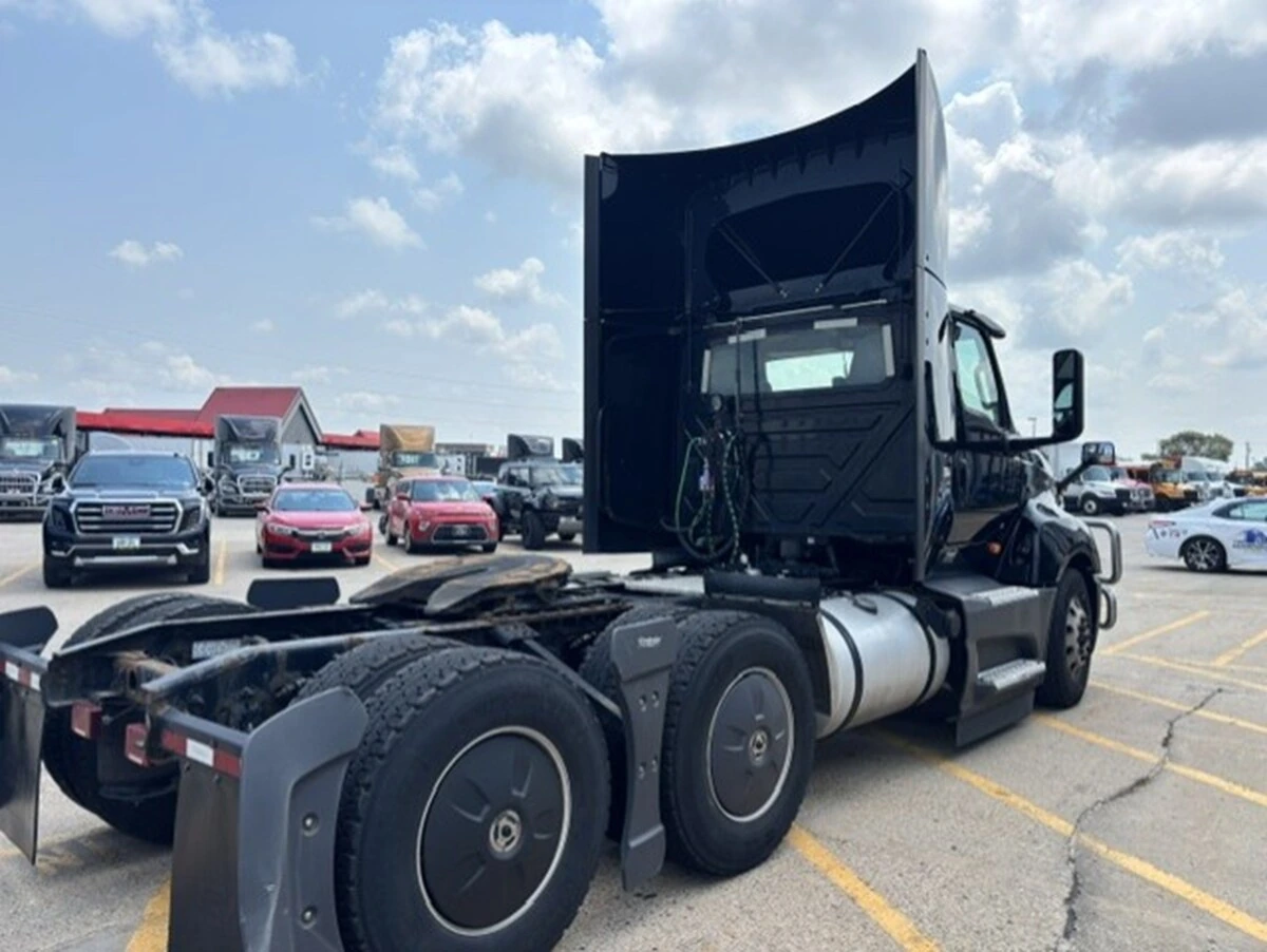 2022 International LT in Cedar Rapids, IA — photo 5