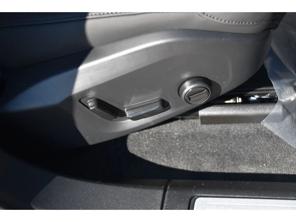 2026 Volvo - image 32