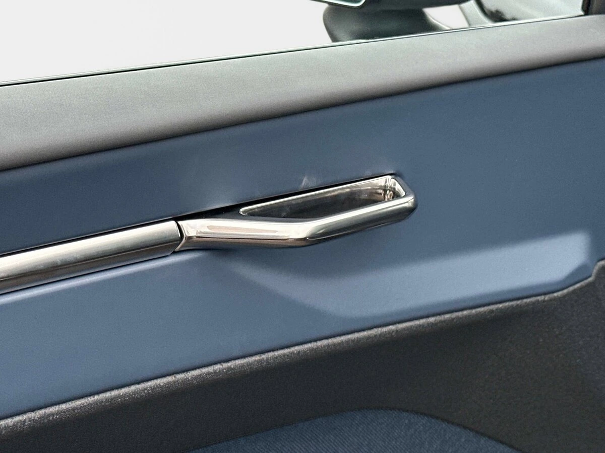 2026 Volvo - image 15