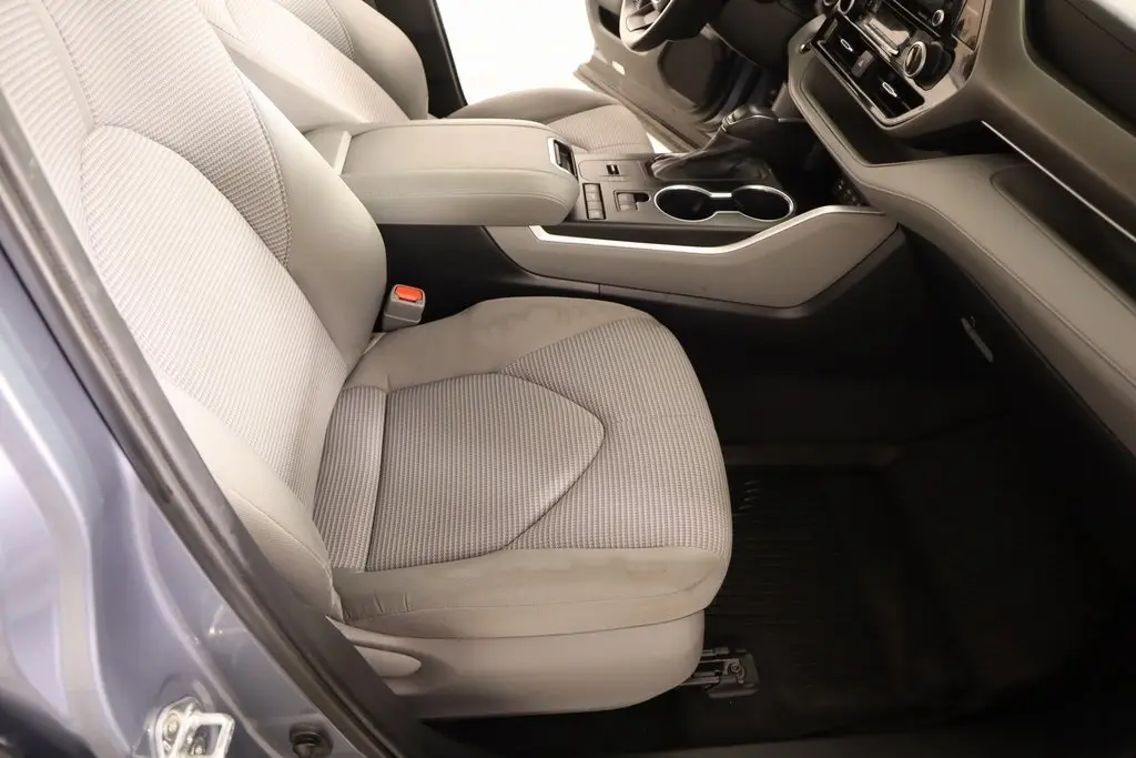 2022 Toyota Highlander LE photo 4