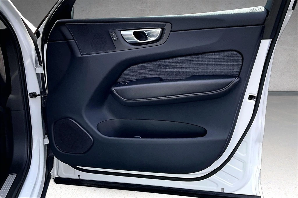 2023 Volvo - image 27