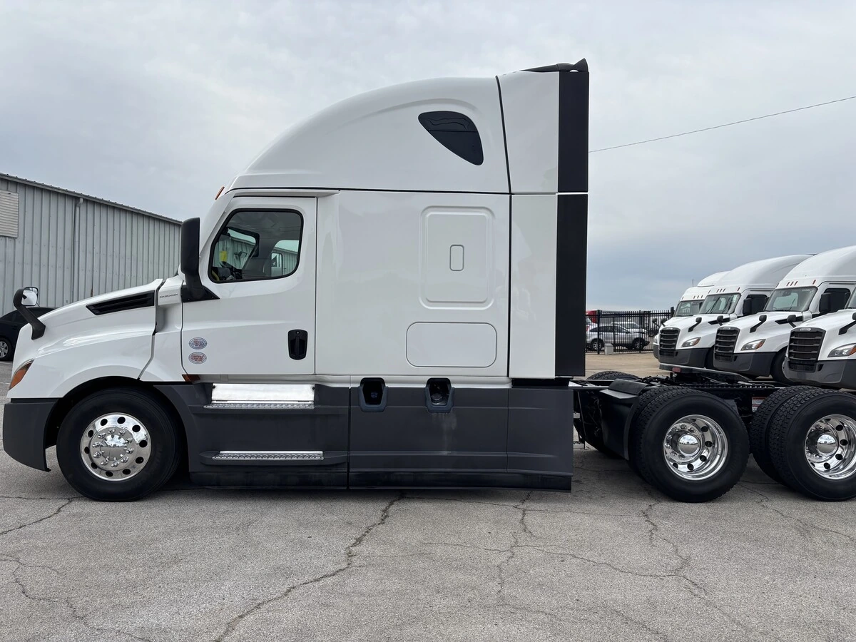 2025 Freightliner Cascadia - image 7