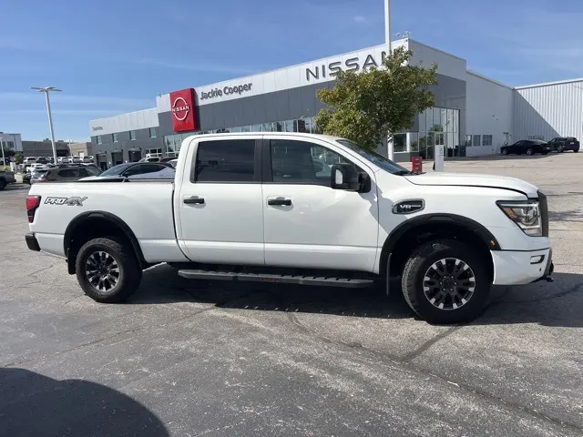 2024 Nissan Titan Crew Cab PRO-4X photo 8