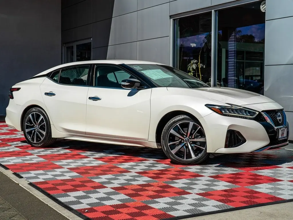 2023 Nissan Maxima SV photo 2