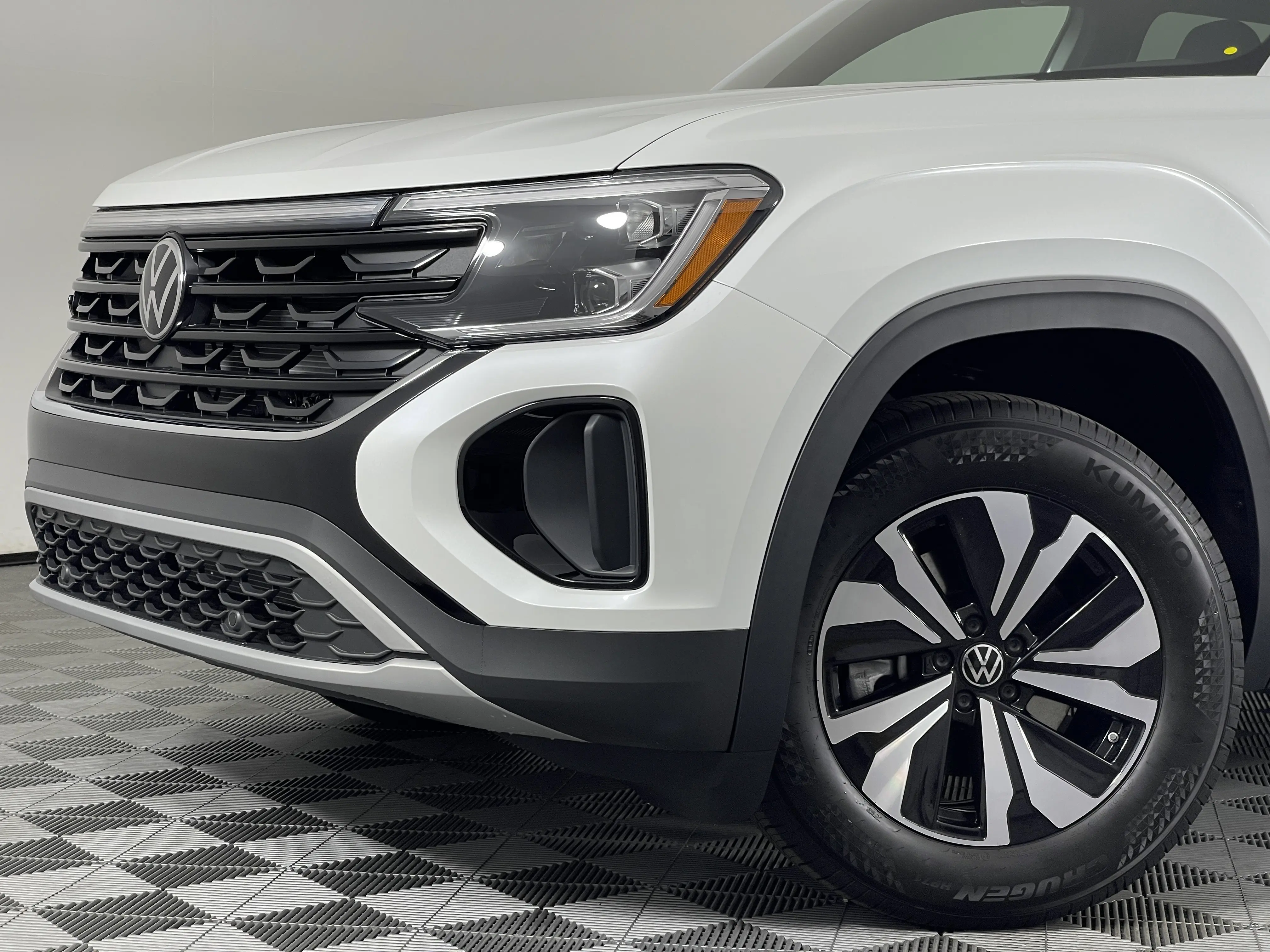 2026 Volkswagen Atlas Cross Sport SE photo 2